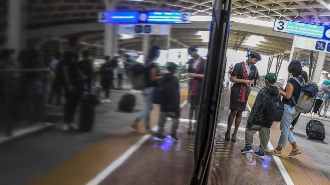 Sebelum memutuskan bepergian menggunakan kereta cepat ini, pastikan sudah tahu cara pesan tiket Whoosh lengkap dengan rute dan harganya, ya.