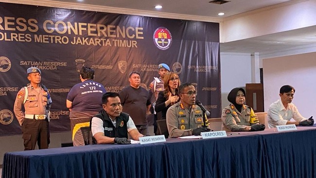 Polisi resmi menahan George Sugama Halim (GSH) anak bos toko roti di Jakarta Timur buntut aksinya menganiaya seorang karyawan perempuan berinisial D.
