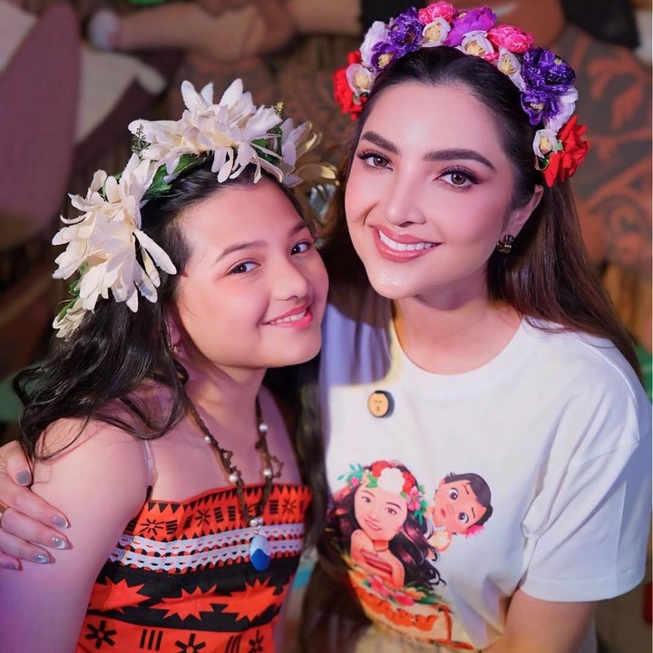 <p>"Kali ini merayakan ulang tahun Acio (sapaan Arsy) di Bali sama keluarga dan team kesayangan saja. Eh, teman-teman lama di Bali turut hadir merayakan kebahagiaan kami juga. Selalu senang kalau pulang ke Bali," kata Ashanty seraya mengunggah keseruan ulang tahun sang putri. (Foto: Instagram: @ashanty_ash)</p>