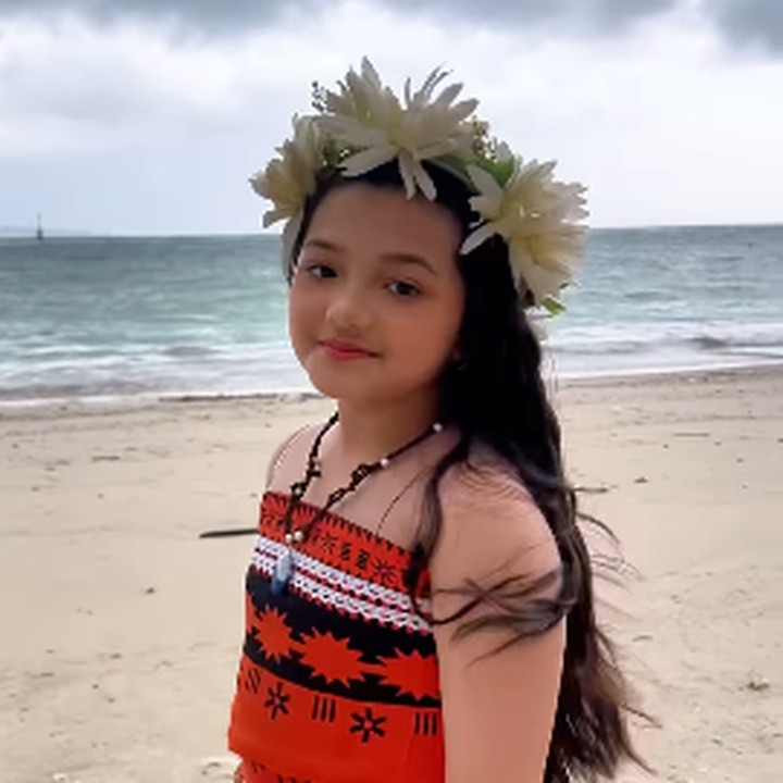 <p>Arsy tampak cantik dengan perpaduan dress oranye dan cokelat ala Moana. Tidak hanya itu, tampilannya pun semakin lengkap dengan mahkota bunga warna putih dan kalung tali berliontin. (Foto: Instagram: @ashanty_ash)</p>