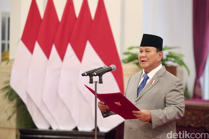 Presiden Prabowo Subianto melantik Menteri Pertahanan Sjafrie Sjamsoeddin sebagai Ketua Harian Dewan Pertahanan Nasional (DPN). Pelantikan dilakukan di di Istana Negara, Jakarta.