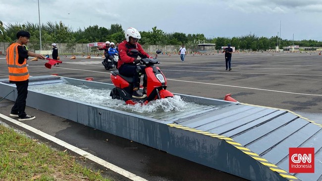 Stok sepeda motor listrik di dealer menumpuk imbas masyarakat menunda pembelian.