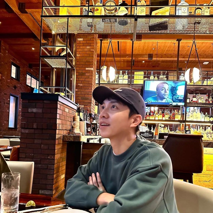 <p>Setelah satu tahun menikah, Lee Seung Gi dan Lee Da In dikaruniai seorang anak perempuan yang kini menginjak usia 10 bulan. Tak sedikit netizen yang menaruh perhatian pada unggahan Lee Seung Gi soal putrinya itu. (Foto: Instagram @leeseunggi.official)</p>