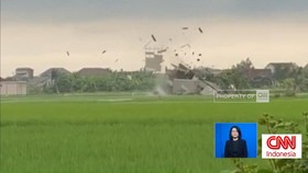 VIDEO: Diterjang Puting Beliung, Kandang Ternak Hancur