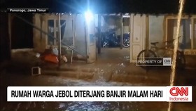 VIDEO: Rumah Warga Jebol Diterjang Banjir Malam Hari