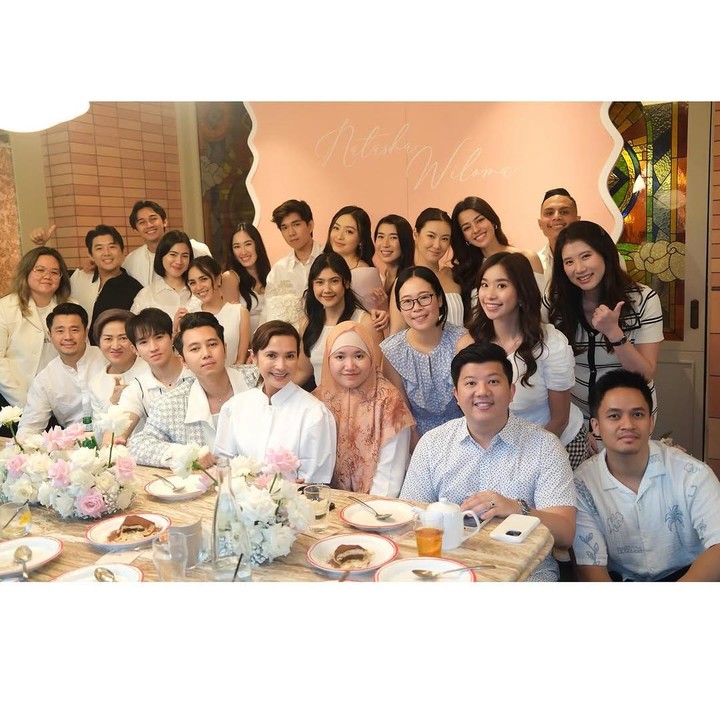 <p>Acara ulang tahunnya ini dihadiri oleh keluarga, sahabat, dan orang-orang tercintanya. Pada momen ini, aktris yang akrab disapa Wilo ini terlihat anggun mengenakan dress selutut yang membuat penampilannya makin cantik. (Foto: Instagram: @natashawilona12)</p>
