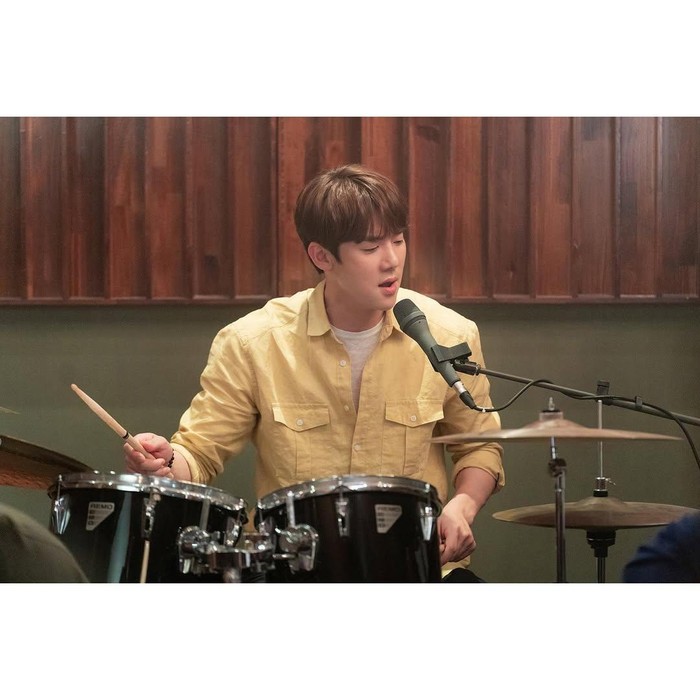 Yoo Yeon Seok Saat Main Drum/ Foto: instagram.com/yoo_yeonseok
