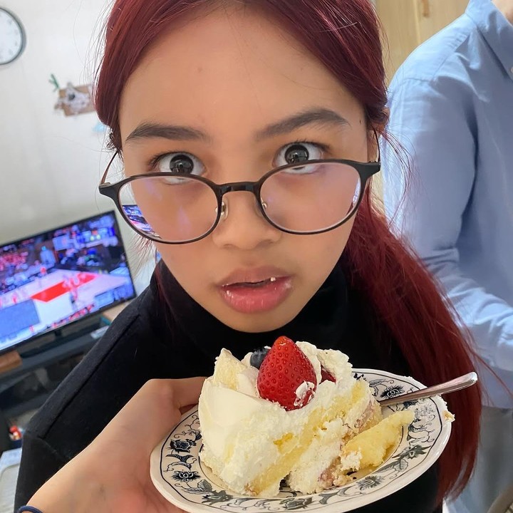 <p>Perayaan ulang tahun Sakura berlangsung sederhana. Yuki dan keluarganya hanya menyiapkan kue ulang tahun untuk disantap bersama. Meski begitu, suasana bahagia terlihat jelas dalam perayaan ulang tahun Sakura ini. (Foto: Instagram @yukikt)</p>
