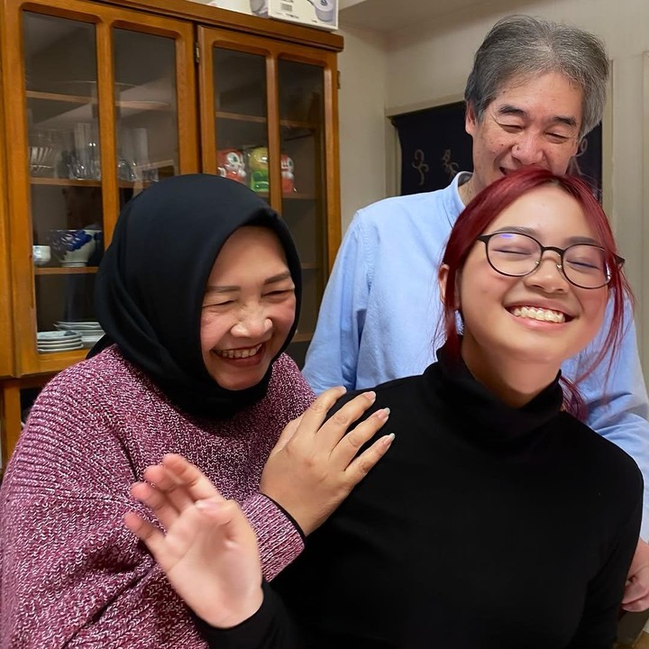 <p>Dalam perayaan ulang tahun ini, orang tua Yuki juga berkumpul. Keduanya memamerkan rona bahagia karena putri bungsu kini sudah bertambah usianya. Perlu diketahui ya, ibunda Yuki Twinawati merupakan orang asli Indonesia, sementara sang ayah Takeshi Kato adalah keturunan Jepang. (Foto: Instagram @yukikt)</p>