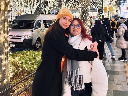 5 Potret Yuki Kato Rayakan Ultah Sang Adik Sakura di Jepang