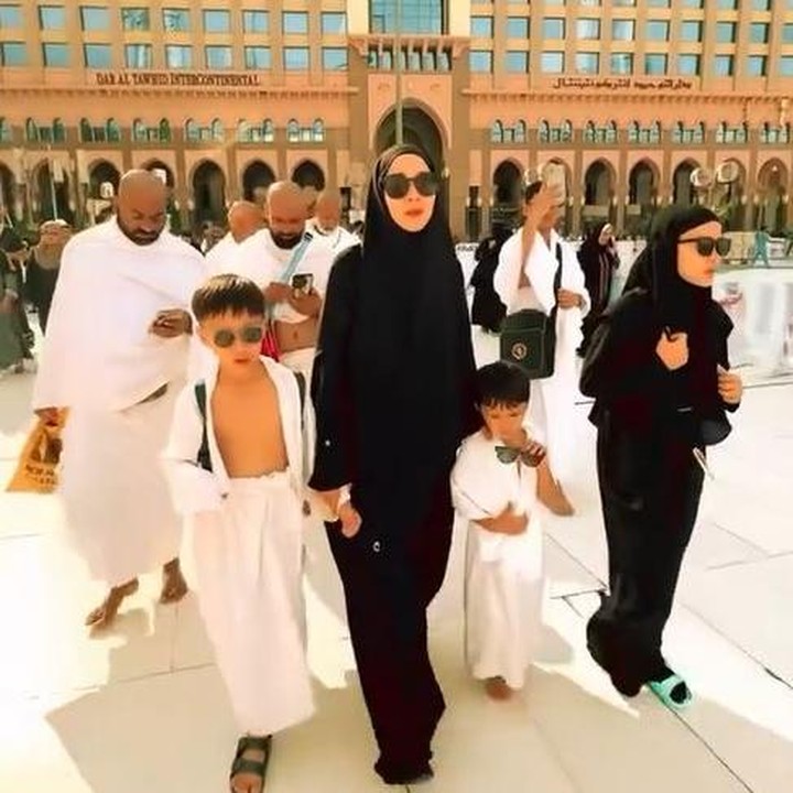 <p>Zaskia dan Hanung tak pernah meninggalkan anaknya sendiri saat berada di Mekkah. Keduanya saling membantu anak-anak mereka saat menjalankan ibadah, salah satunya ketika tawaf mengelilingu Ka'bah. (Foto: Instagram @zaskiadyamecca)</p>