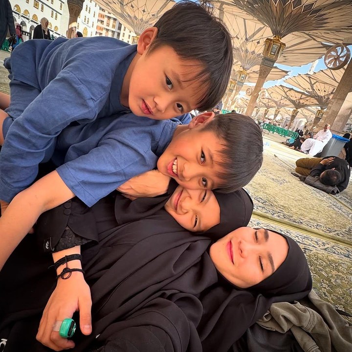 <p>Sementara di potret lainnya, Zaskia mengunggah foto kebersamaan dengan ketiga putranya, Bhai Kaba, Bhre Kata, dan Kama. Momen spesial ini diambil saat Zaskia rebahan di plataran masjid Nabawi selepas zuhur. Dalam unggahan ini, Zaskia secara khusus mengungkapkan perasaan bahagianya bisa berkunjung ke Tanah Suci. "Ahh nikmatnyaa, beruntung sekali orang-orang yang bisa menetap dikota ini… semoga suatu saat, kami pun bisa berlama-lama berada disini, <em>Aamiiinn</em>..," ungkapnya. (Foto: Instagram @zaskiadyamecca)</p>