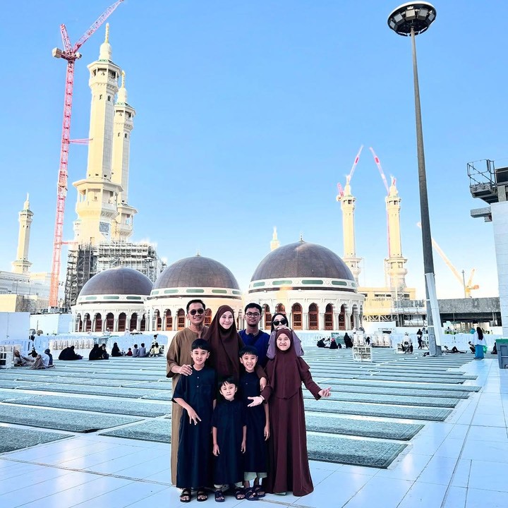 <p>"Ketika umrah bawa anak, kita harus memastikan si anak paham dengan kegiatan yang sedang dijalankan.. ga sekedar ritual, tapi juga pemaknaannya..," tulis Zaskia dalam salah satu unggahan. (Foto: Instagram @zaskiadyamecca)</p>
