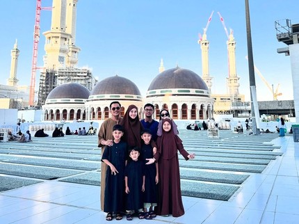7 Momen Zaskia Adya Mecca Ajak Suami dan Enam Anak Umrah, Kompak Banget Bun