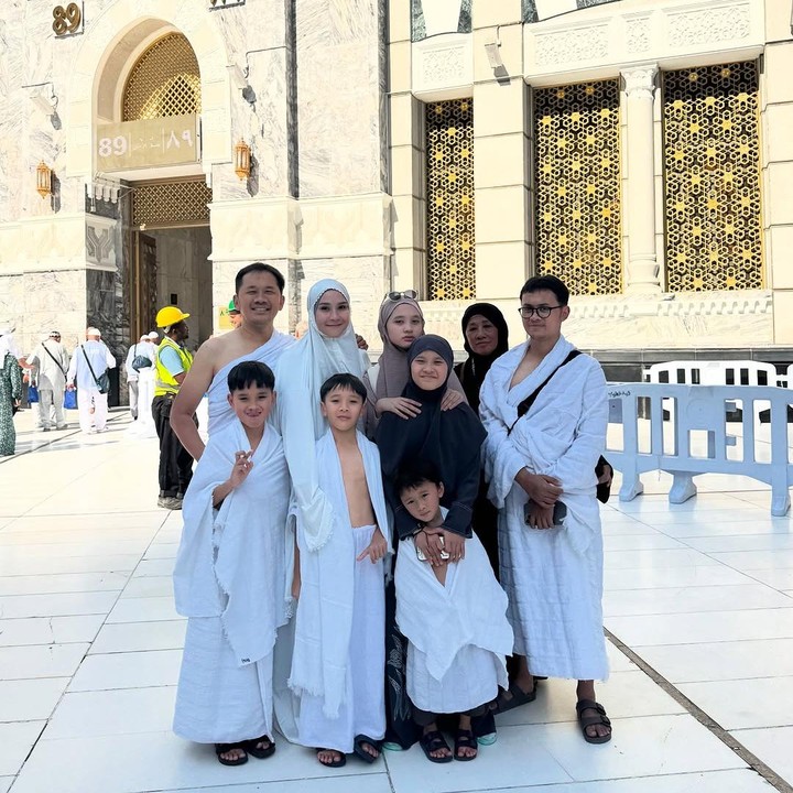 <p>Artis cantik Zaskia Adya Mecca tengah menjalani ibadah umrah, Bunda. Tidak sendirian, ia turut mengajak sang suami, Hanung Bramantyo, dan keenam anaknya yakni Bhumi, Kana Sybilla, Kala Madali, Bhai Kaba, Bhre Kata, dan Bhaj Kama. (Foto: Instagram @zaskiadyamecca)</p>