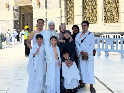 7 Potret Zaskia Adya Mecca dan Hanung Bramantyo Umrah Ajak Enam Anak, Kompak Jalani Ibadah