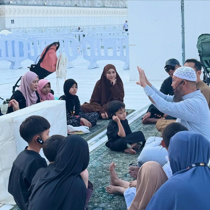<p>Selama beribadah umrah, terlihat pula Zaskia, Hanung, dan keenam anaknya mengikuti berbagai kegiatan keagamaan. Mereka mendengarkan kisah-kisah Islami dan menghafal Al-Qur'an. (Foto: Instagram @zaskiadyamecca)</p>