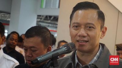 Menteri Koordinator Bidang Infrastruktur dan Pembangunan Kewilayahan Agus Harimurti Yudhoyono (AHY) menjajal layanan kereta langsung.