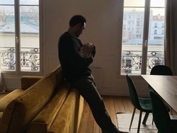 Ario Bayu Umumkan Kelahiran Anak Keduanya di Paris