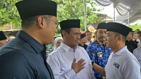 Mentan Amran-Wamen Sudaryono Melayat Ayahanda Mensesneg di Ngawi