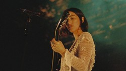 Lirik Lagu That's So True - Gracie Abrams