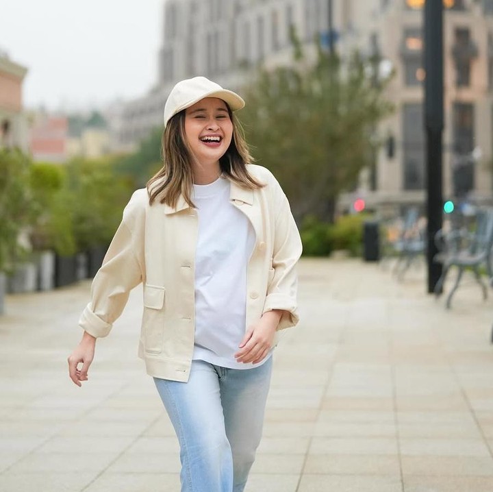 <p>Gritte mengenakan kaos putih yang dipadukan dengan celana jeans. Ia melengkapi penampilannya dengan jaket, topi dan sneakers. Selain itu, senyum bahagia selalu ditampilkan oleh Gritte di momen menunggu kelahiran calon anak pertamanya (Foto: @gritteagat</p>