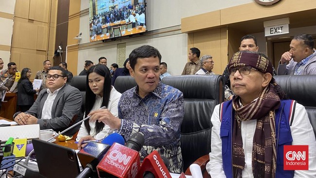 DPR-Pemerintah Hapus Larangan Umumkan Tersangka ke Publik di RUU KUHAP Panja DPR sepakat menghapus narasi penyidik dilarang mengumumkan penetapan tersangka kepada publik di RUU KUHAP.