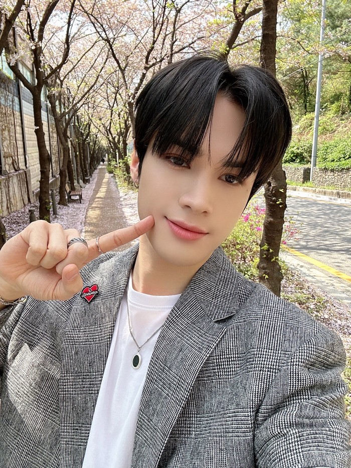 Ia juga merupakan member B.D.U, boy group Korea jebolan ‘Build Up: Vocal Boy Group Survival’, setelah timnya yang terdiri dari dirinya sendiri, Bitsaeon M.O.N.T, Seunghun CIX, dan Kim Minseo berhasil keluar sebagai juara./ Foto: x.com/jchang63