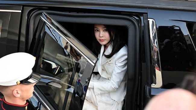 Ibu Negara Korsel Kim Keon Hee ikut menjadi sorotan kala sang suami Presiden Yoon Suk Yeol dimakzulkan dan dituduh memberontak imbas menerapkan darurat militer.