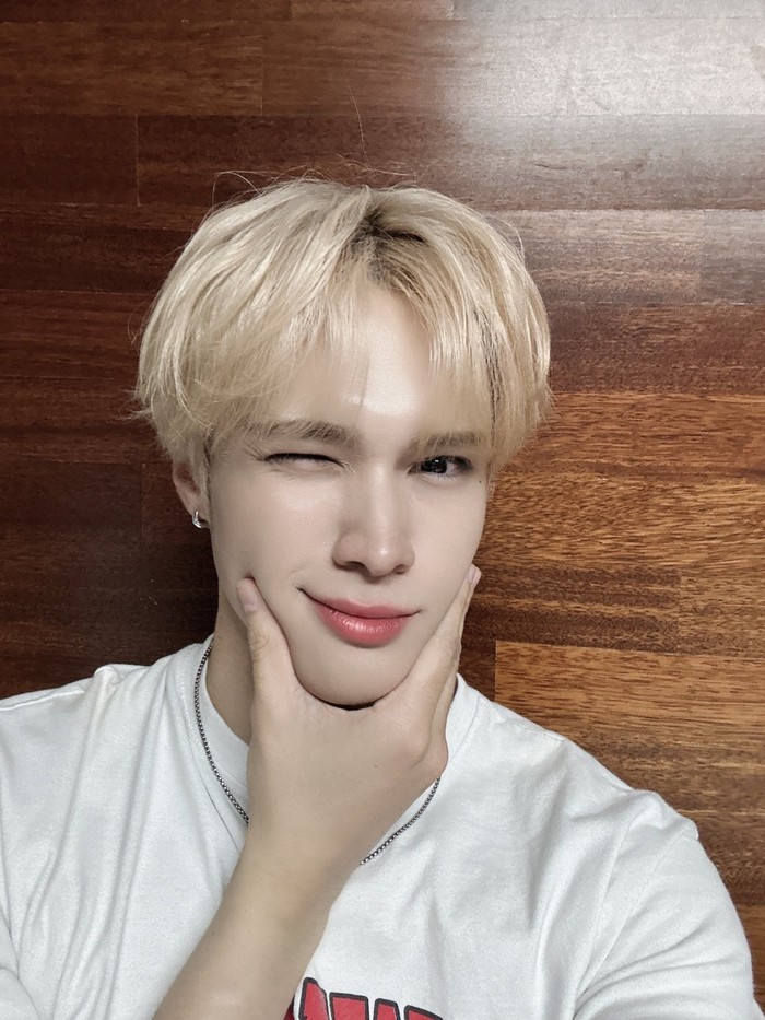 Idol K-Pop berkebangsaan Amerika ini lahir dari keluarga multikultural, menjadikannya sebagai orang berdarah campuran. Berasal dari New Jersey, Amerika Serikat, ia diketahui menempuh pendidikan di Hasbrouck Heights High School./ Foto: x.com/jchang63
