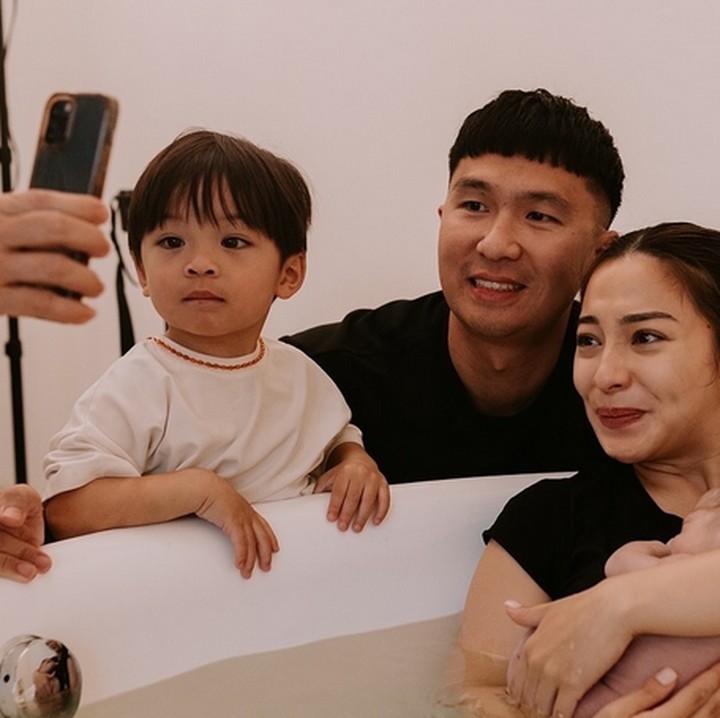 <p>Sama seperti sang adik, Nikita Willy juga melahirkan putra keduanya di penghujung tahun 2024, Bunda. Si Kecil yang bernama Nael Idrissa Djokosoetono itu lahir pada 15 Desember 2024. “Nael Idrissa Djokosoetoni telah bergabung dengan kami di sini, dibesarkan dalam kehangatan rumah dan dikelilingi oleh orang-orang yang paling mencintai kami,” tulis Nikita seraya mengunggah momen melahirkan dengan teknik <em>water birth</em> beberapa waktu lalu.  (Foto: Instagram @nikitawillyofficial94)</p>