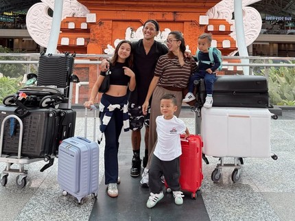 5 Potret Jennifer Bachdim Susul Sang Putra Kenji yang Sekolah di Belanda