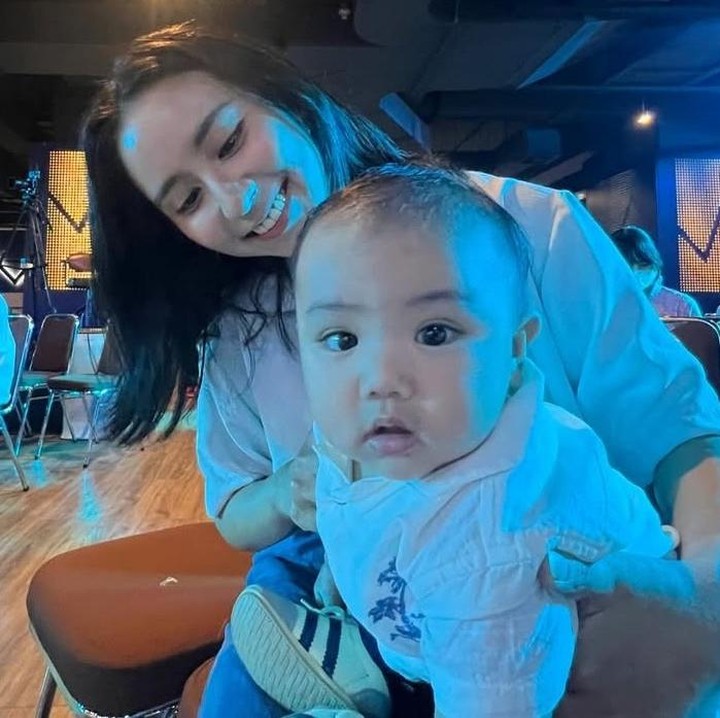 <p>Kehadiran Elio adalah anugerah terindah dalam hidup Joshua dan Clairine. Perempuan 29 tahun ini pun mengungkapkan perasaannya terhadap sang putra. “Papa mama enggak berhenti bersyukur karena Elio akan memiliki keluarga yang sayang sama Elio, semoga, Elio juga bisa jadi anak yang mensyukuri semua hal yang nanti akan Elio alami, baik atau buruk,” ungkapnya. (Foto: Instagram@jojosuherman)</p>