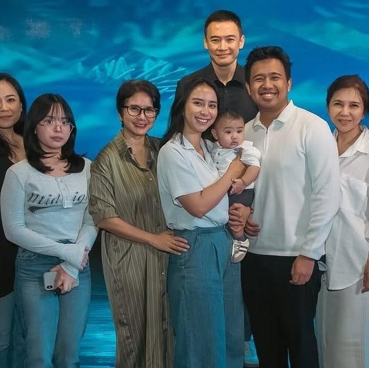 <p>Pada momen istimewa itu, bukan hanya Joshua dan Clairine yang menemani sang putra. Keluarga besarnya turut hadir dengan kompak mengenakan pakaian berwarna putih. (Foto: Instagram@clairineclay)</p>