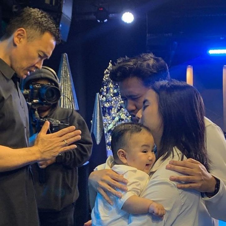 <p>Momen pembaptisan itu dibagikan langsung oleh Clairine melalui beberapa potret yang diunggah di akun Instagramnya. “Hak istimewa dan tujuan tertinggi kita sebagai orang tua, memimpin jalan Elio kepada Tuhan,” tulis Clairine, dikutip dari laman <em>Instagram@clairineclay,</em> Selasa (17/12/2024). (Foto: Instagram@jojosuherman)</p>