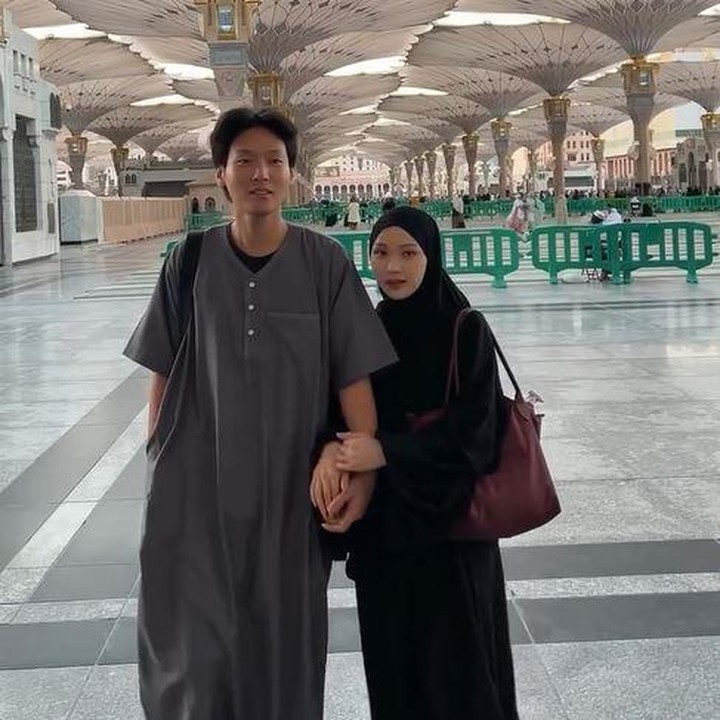 <p>Dalam satu video singkat yang diunggah, Julia dan Daehoon tak lupa mengabadikan momen berdua di selasar Masjid Nabawi. Daehoon secara khusus menuliskan <em>caption</em> "<em>MasyaAllah</em>" yang sering diucapkan umat Islam ketika melihat hal menakjubkan terkait kebesaran Allah SWT. (Foto: Instagram @juliaprt7/ @daehoon_na)</p>