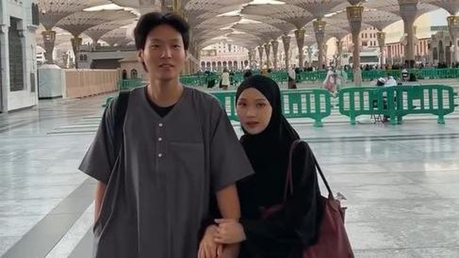 Julia Prastini dan Suami Korea Daehoon Umrah