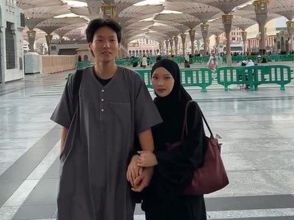 5 Potret Julia Prastini dan Suami Korea Na Daehoon Umrah bersama Dua Anaknya