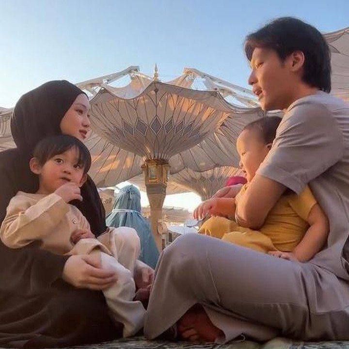 <p>Pasangan selebgram Julia Prastini dan suami Korea Na Daehoon tengah menjalani ibadah umrah di Tanah Suci. Keduanya mengajak serta dua dari tiga anaknya, yakni Na Junho dan Na Eunho. (Foto: Instagram @juliaprt7/ @daehoon_na)</p>