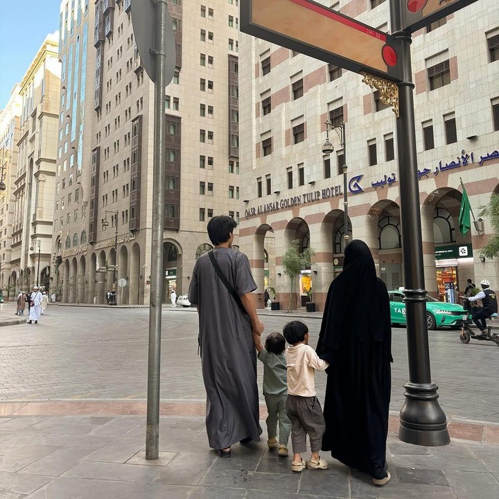 <p>Julia dan Daehoon membagikan momen saat berada di Arab Saudi di akun media sosial. Dalam satu potret, pasangan yang menikah pada 2021 ini mengunggah foto ketika berada di jalanan kota Madinah bersama dua putra mereka. (Foto: Instagram @juliaprt7/ @daehoon_na)</p>