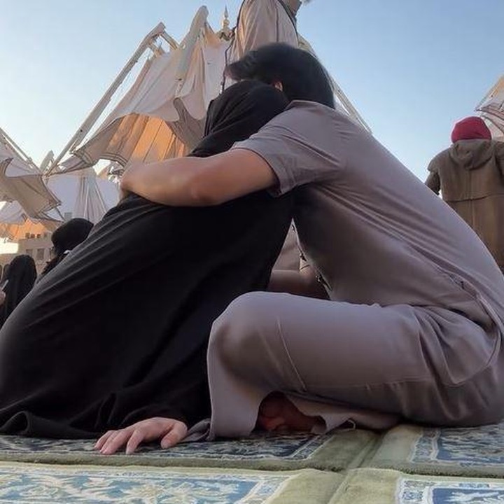 <p>Saat duduk di selasar Masjid Nabawi, Daehoon juga tampak memeluk istrinya. Keduanya terlihat begitu bahagia bisa datang ke Baitullah. Perlu diketahui ya, Julia dan Daehoon sama-sama mualaf, di mana Julia masuk Islam saat masih kecil, sementara Daehoon memutuskan menjadi mualaf sebelum menikahi istrinya. (Foto: Instagram @juliaprt7/ @daehoon_na)</p>