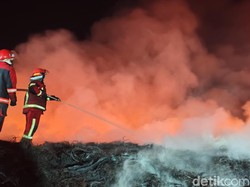 Sulitnya Padamkan Api di Gudang Ban Bekas Cianjur