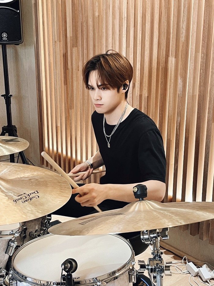 Kecintaannya terhadap musik sudah terlihat sejak dirinya masih kecil di mana ia telah menabuh drum sejak usia tiga tahun. Pada 25 Oktober 2018, ia diperkenalkan sebagai kontestan survival show Korea Selatan, ‘UNDER NINETEEN’./ Foto: x.com/jchang63