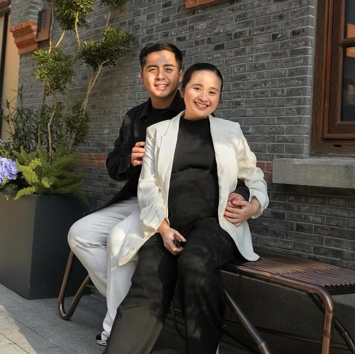 <p>Kemudian di foto selanjutnya, Gritte membagikan foto kehamilan bersama suaminya Arif saat liburan ke luar negeri. Di foto itu, Gritte dan Arif tampak serasi memamakai style casual bernuansa hitam putih. (Foto: @gritteagathaa).</p>