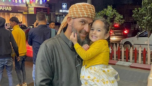 Pasukan Israel membunuh kakek ikonik Palestina, Khaled Nabhan, dalam serangan udara di dekat Kamp Nuseirat Gaza pada Senin (16/12).