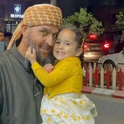 Kakek Palestina yang Viral Gendong Cucunya Terbunuh, Tewas dalam Serangan Israel