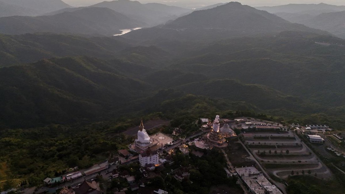 FOTO: Kuil Wat Phra Sorn Kaew, Tempat Turis Panjatkan Doa Tahun Baru
