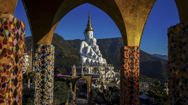FOTO: Kuil Wat Phra Sorn Kaew, Tempat Turis Panjatkan Doa Tahun Baru