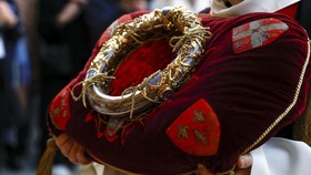 FOTO: Mahkota Duri Yesus Kembali Jadi Ikon di Notre Dame