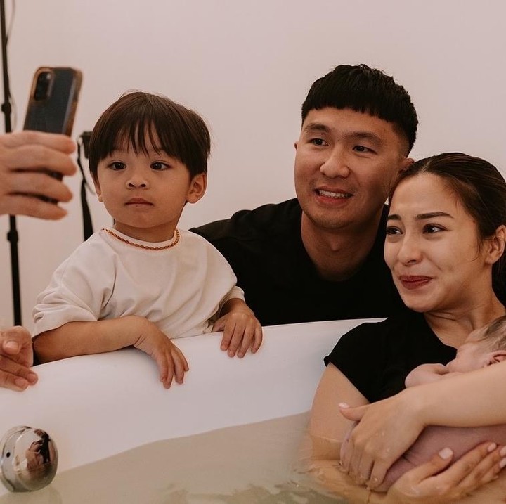 <p>Selama proses persalinan <em>water birth</em>, Nikita Willy disampingi suaminya. Dalam satu potret, Nikita Wlly tampak tersenyum kala menggendong putra keduanya Nael, sambil didampingi suami dan anak pertamanya Issa. (Foto: Instagram @nikitawillyofficial94)</p>